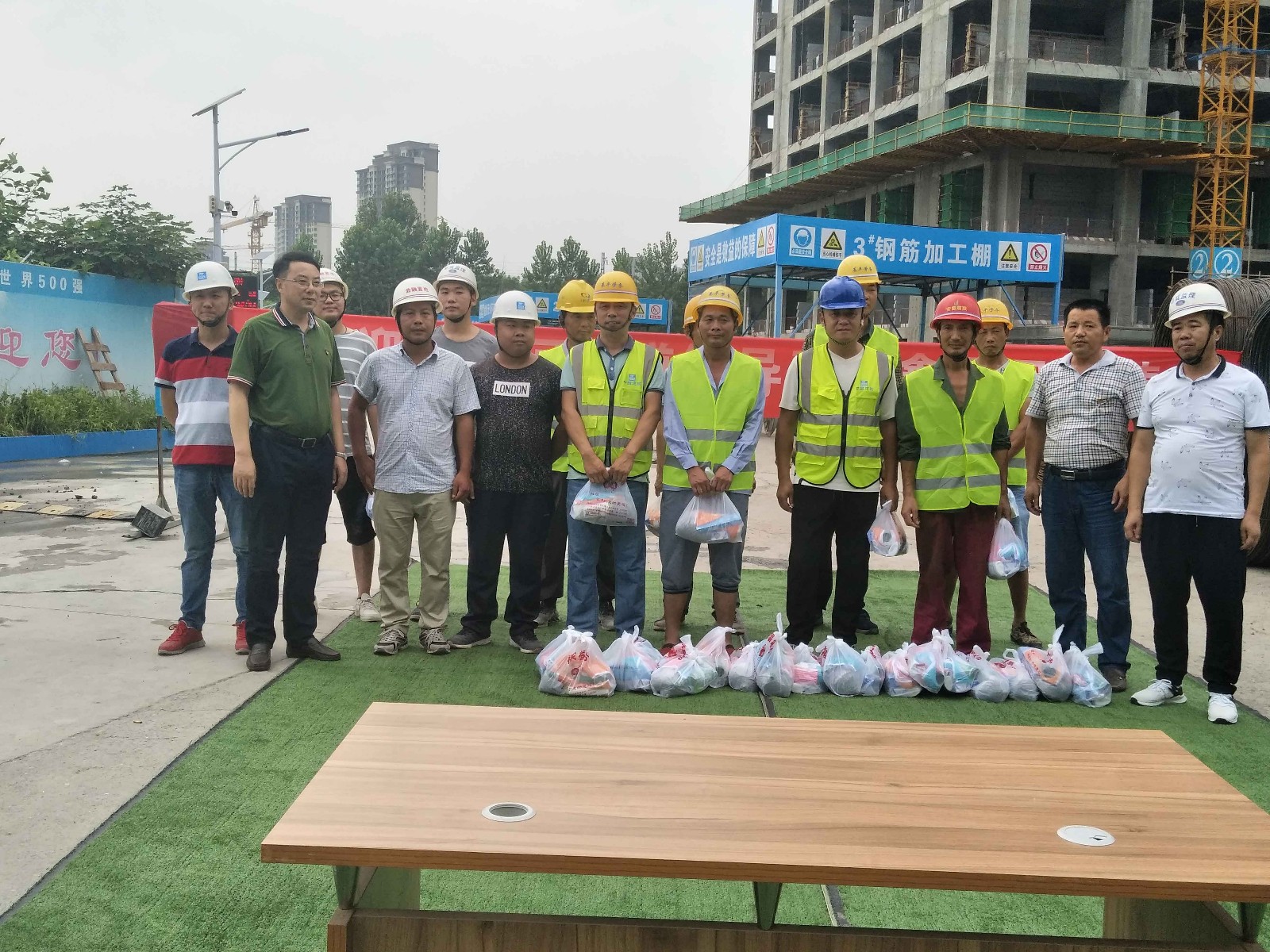 “2018夏日送清凉”庐阳区四里河街道党工委书记阮仁胜等领导一行慰问云顶集团金融中心项目一线全体员工