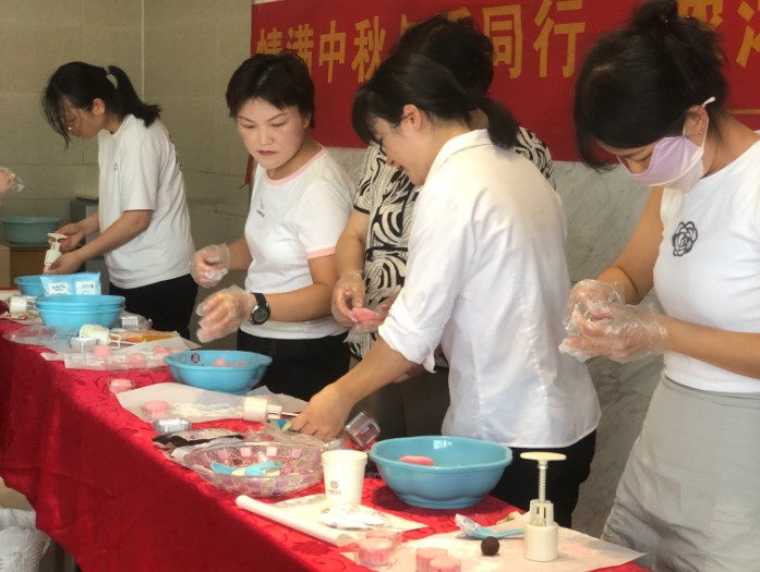 云顶集团中心迎中秋：DIY月饼乐翻天，物业暖心添喜庆