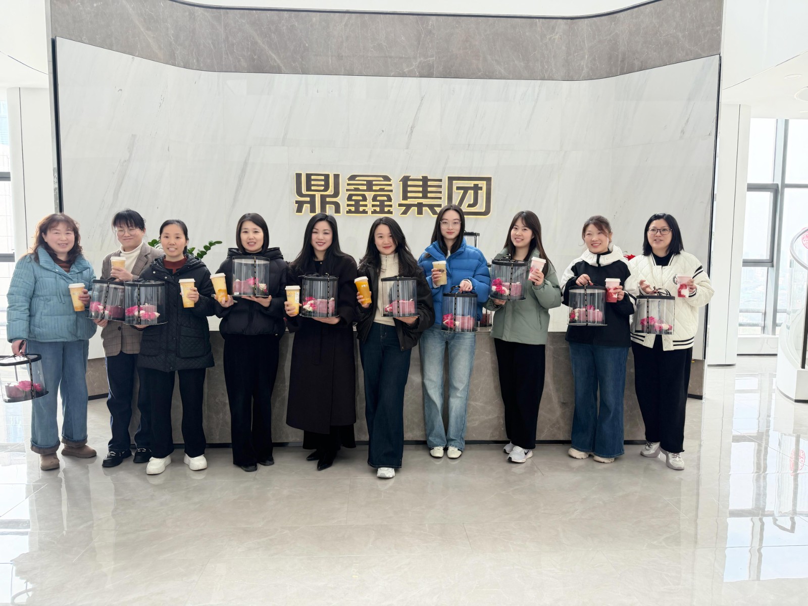 云顶集团集团女神节送福利   鲜花蛋糕奶茶暖人心